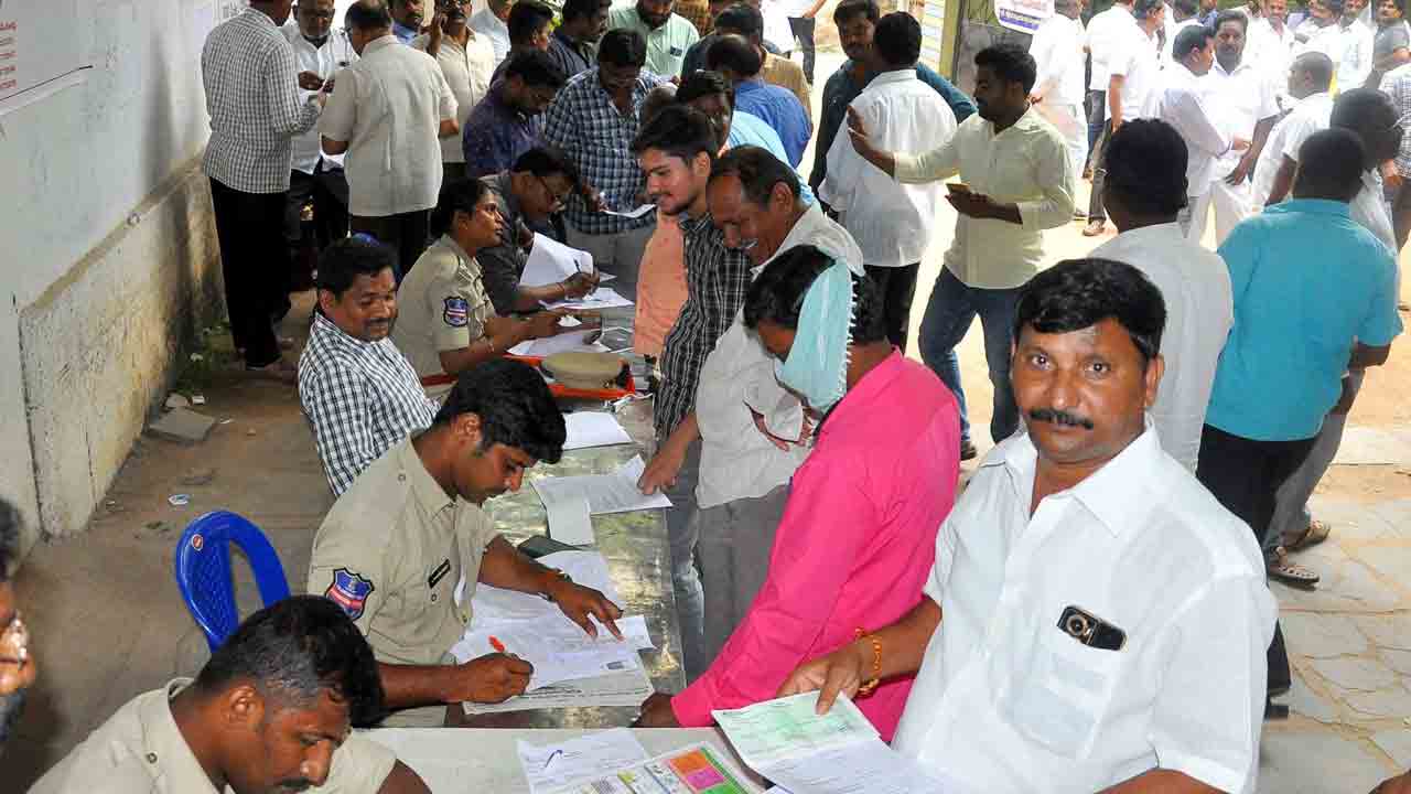 TS Liquor Shop Tenders | మద్యం దుకాణాలకు 1.31లక్షల దరఖాస్తులు.. అత్యధికంగా సరూర్‌నగర్‌లో..!