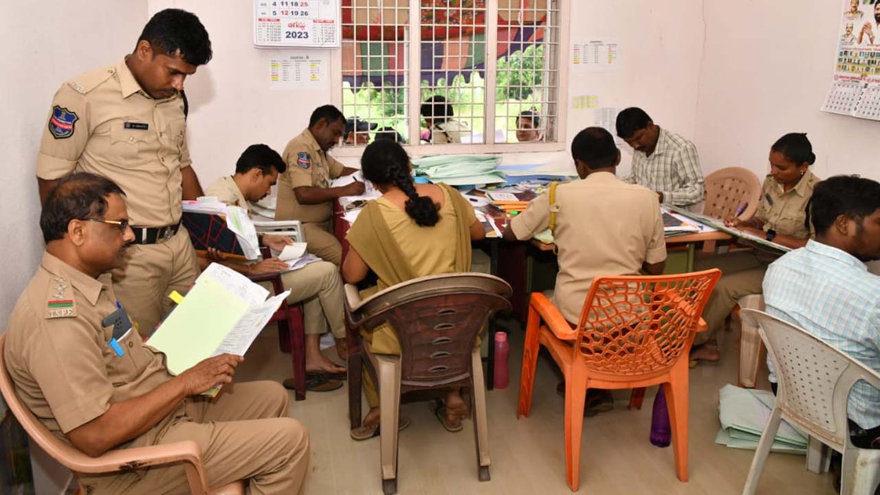 Liquor Shop License | లక్ష దాటిన మద్యం దుకాణాల దరఖాస్తులు.. అత్యధికంగా అక్కడే  8 వేలకుపైగా అప్లికేషన్లు