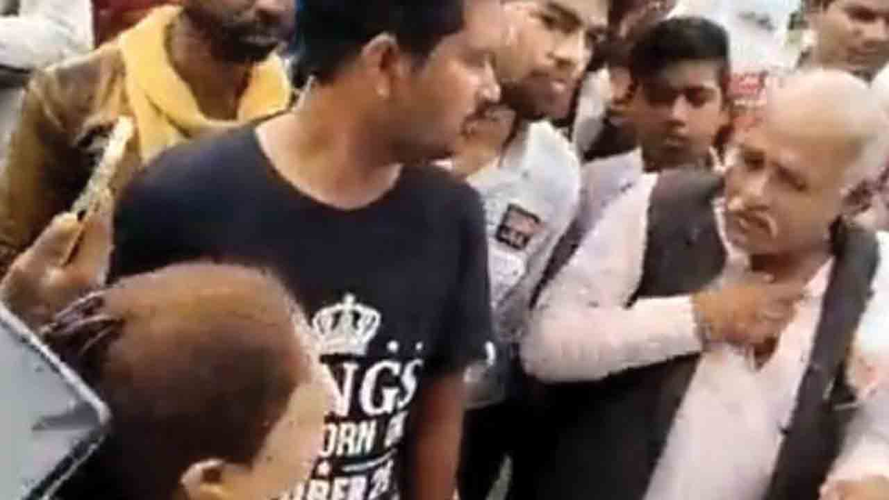 దళితుడివి.. జెండా ఎగురవేస్తావా?