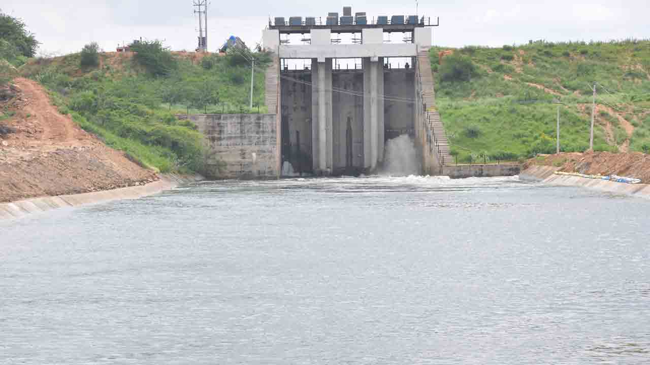 లిఫ్ట్‌-3కి నీటి విడుదల