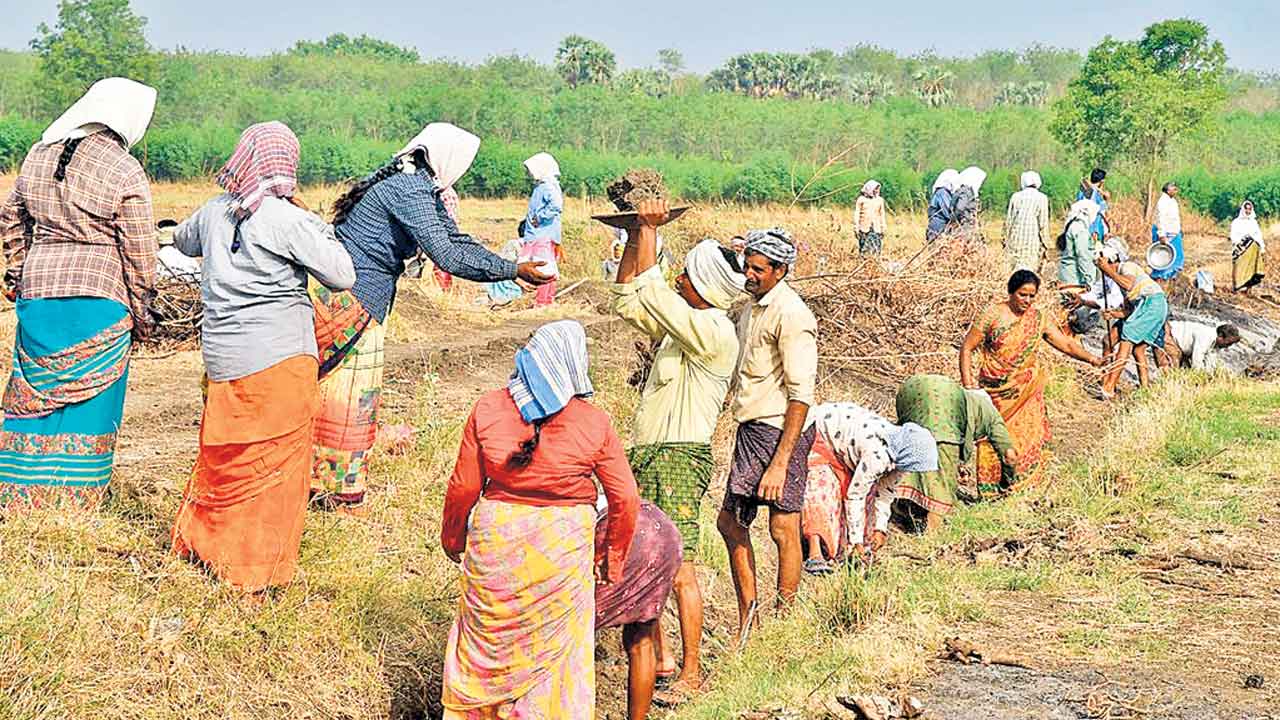 NGREGS | ఉపాధి పథకాన్ని క్రమంగా నిర్వీర్యం చేస్తున్న కేంద్రం.. 1 నుంచి ఆధార్‌ ఆధారిత చెల్లింపు విధానం తప్పనిసరి