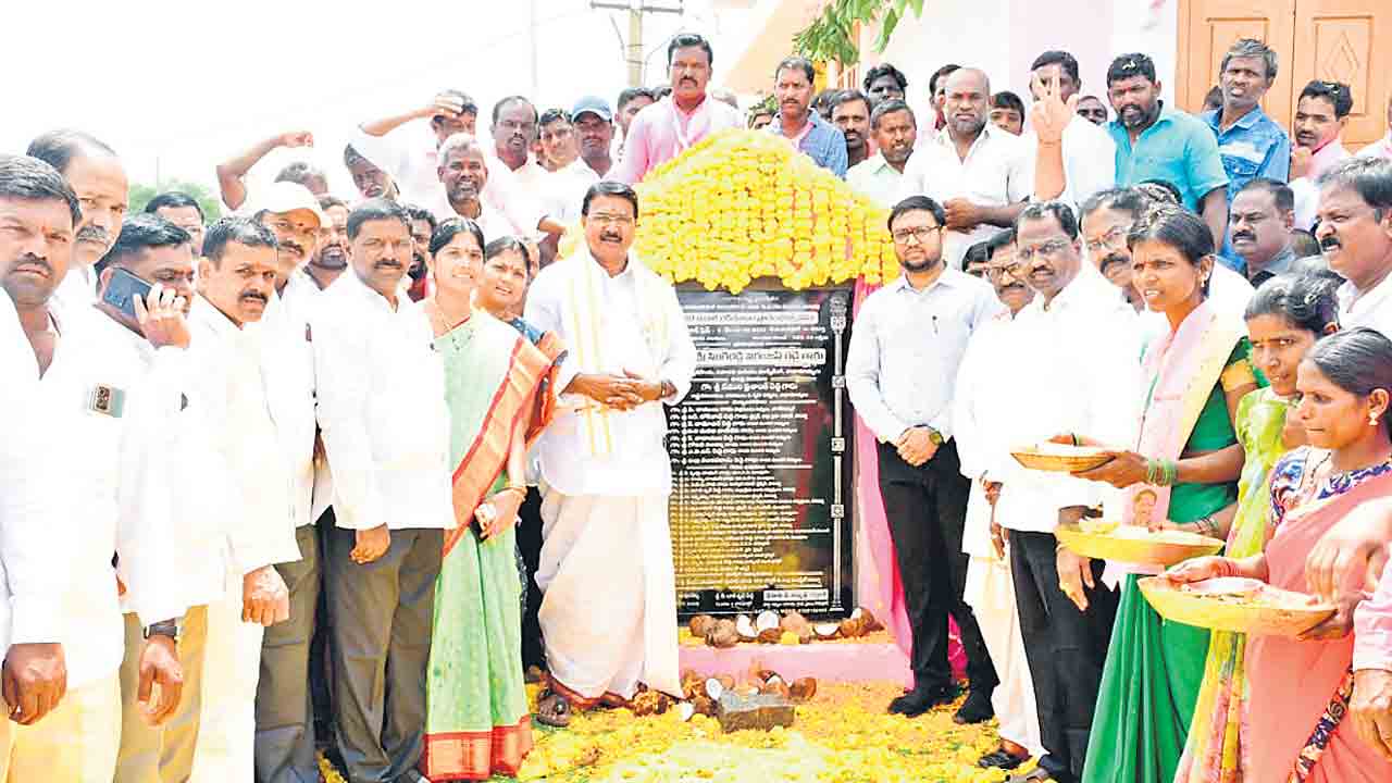 పేదల ఆత్మగౌరవ ప్రతీక డబుల్‌ బెడ్రూం ఇండ్లు