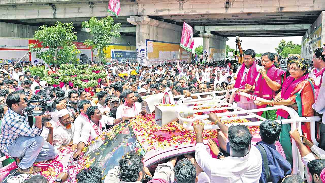 MLC Kavitha | ‘మా ముఖ్యమంత్రి అభ్యర్థి కేసీఆర్‌.. మరి మీ అభ్యర్థి ఎవరు?’.. కాంగ్రెస్, బీజేపీల‌ను సూటిగా ప్ర‌శ్నించిన ఎమ్మెల్సీ క‌విత‌