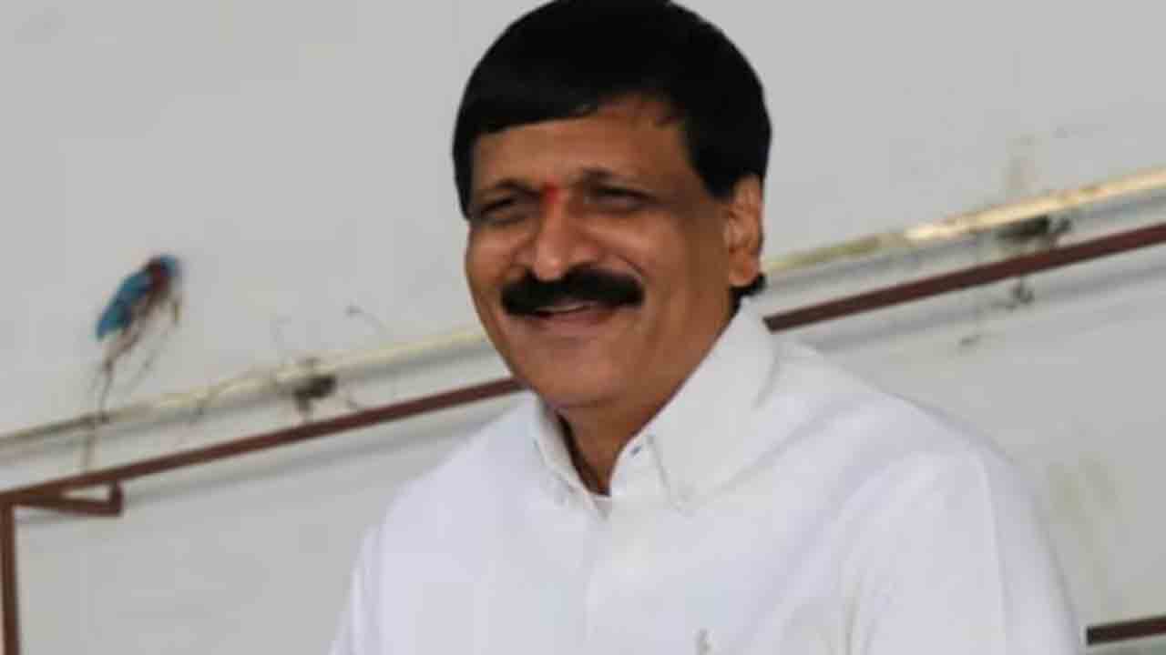 మైనంపల్లిని సస్పెండ్‌ చేయాలి