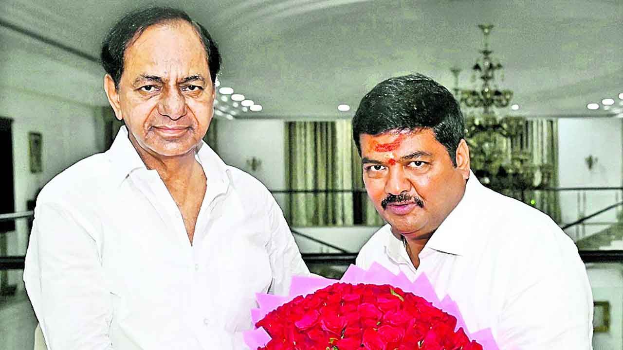 ఎమ్మెల్యే నన్నపునేనికి సీఎం కేసీఆర్‌ ఆశీర్వాదం