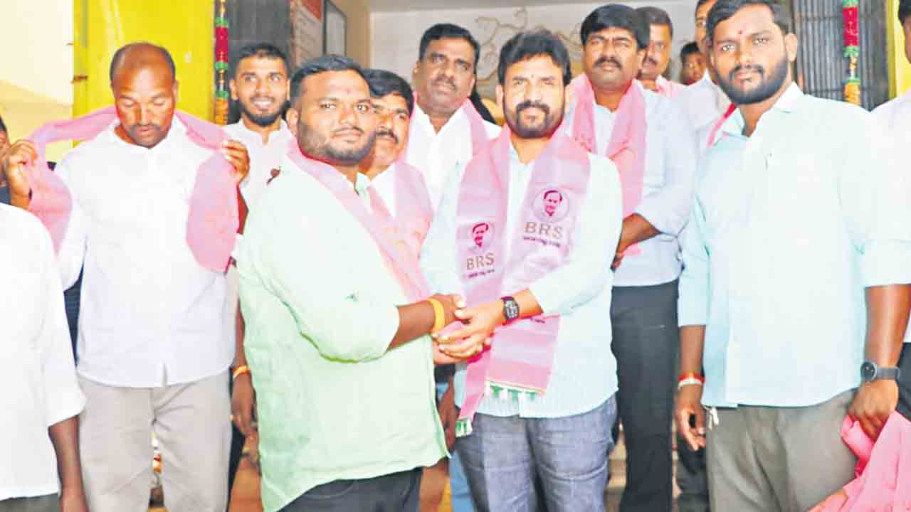 అందరి చూపు బీఆర్‌ఎస్‌ వైపే