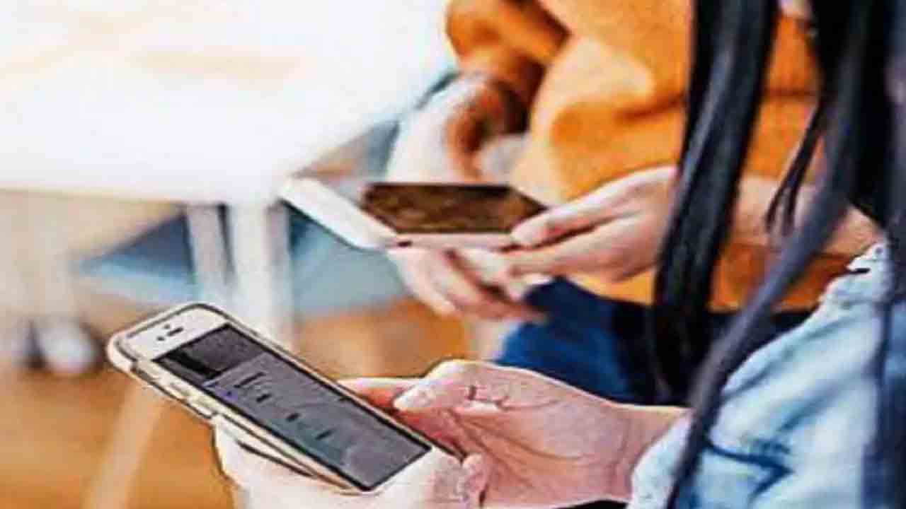 Mobiles Ban | అక్కడి స్కూళ్లలో మొబైల్ ఫోన్లపై నిషేధం.. ఆదేశాలు జారీ చేసిన సర్కార్‌!