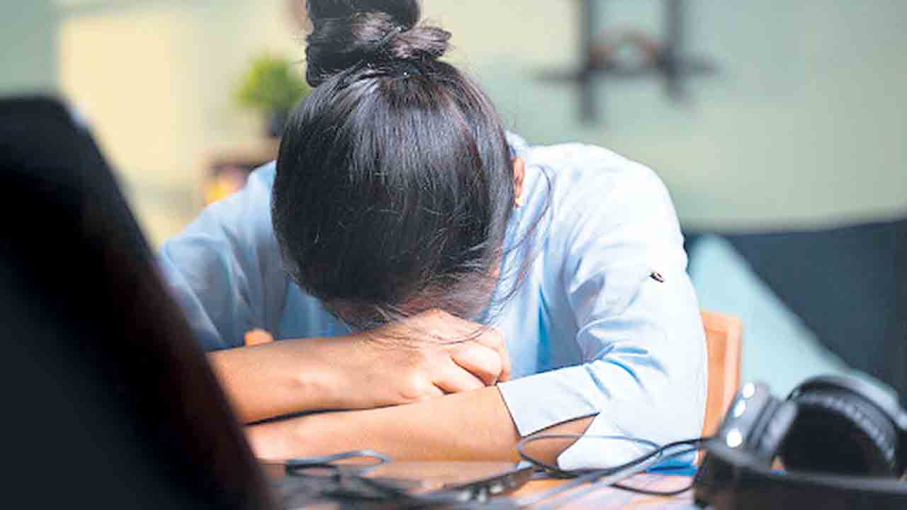 Moonlight `IT` Lens | వేతన జీవులకు మూన్‌లైటింగ్‌ ‘షాక్’లు