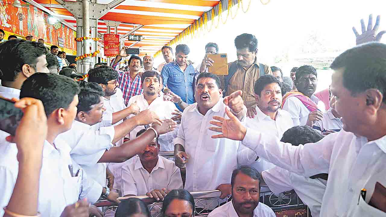 జనగామ రైల్వేస్టేషన్లో రసాభాస
