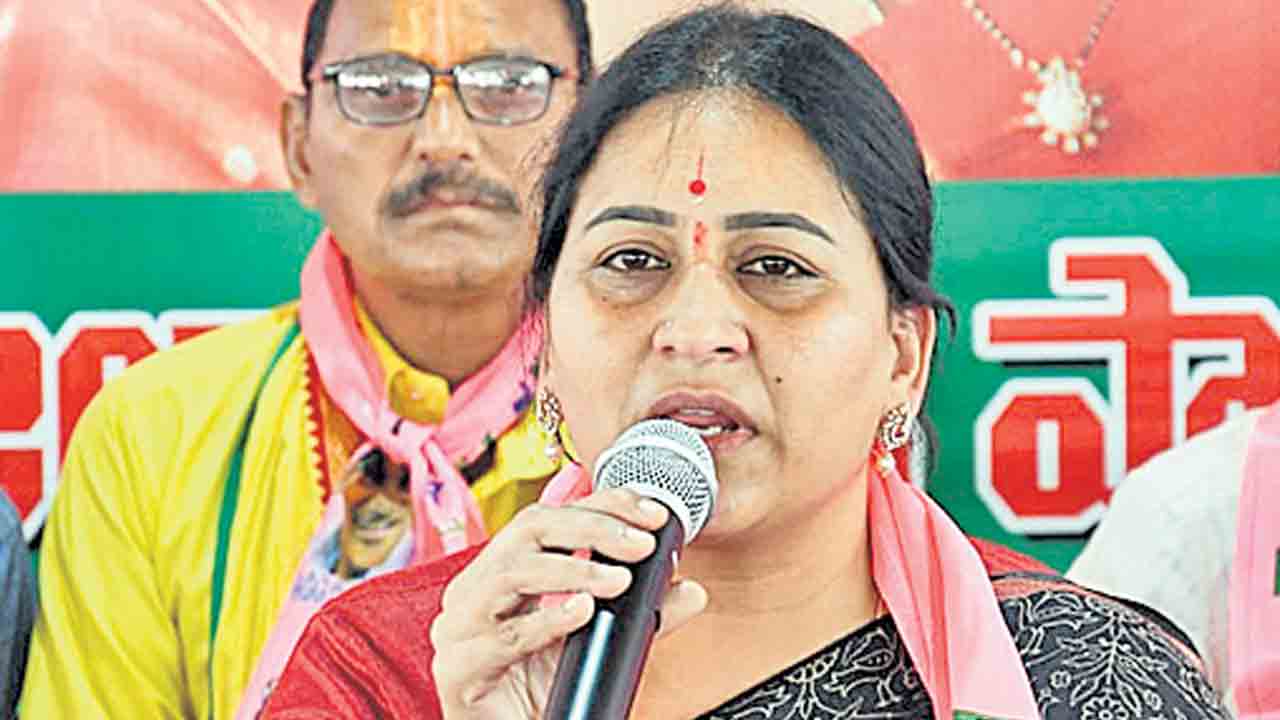 MP Maloth Kavitha | మ‌హిళ‌లు, గిరిజనుల సంక్షేమానికి చేసిందేమిటి.. కాంగ్రెస్ బీజేపీల‌ను నిల‌దీసిన ఎంపీ క‌విత