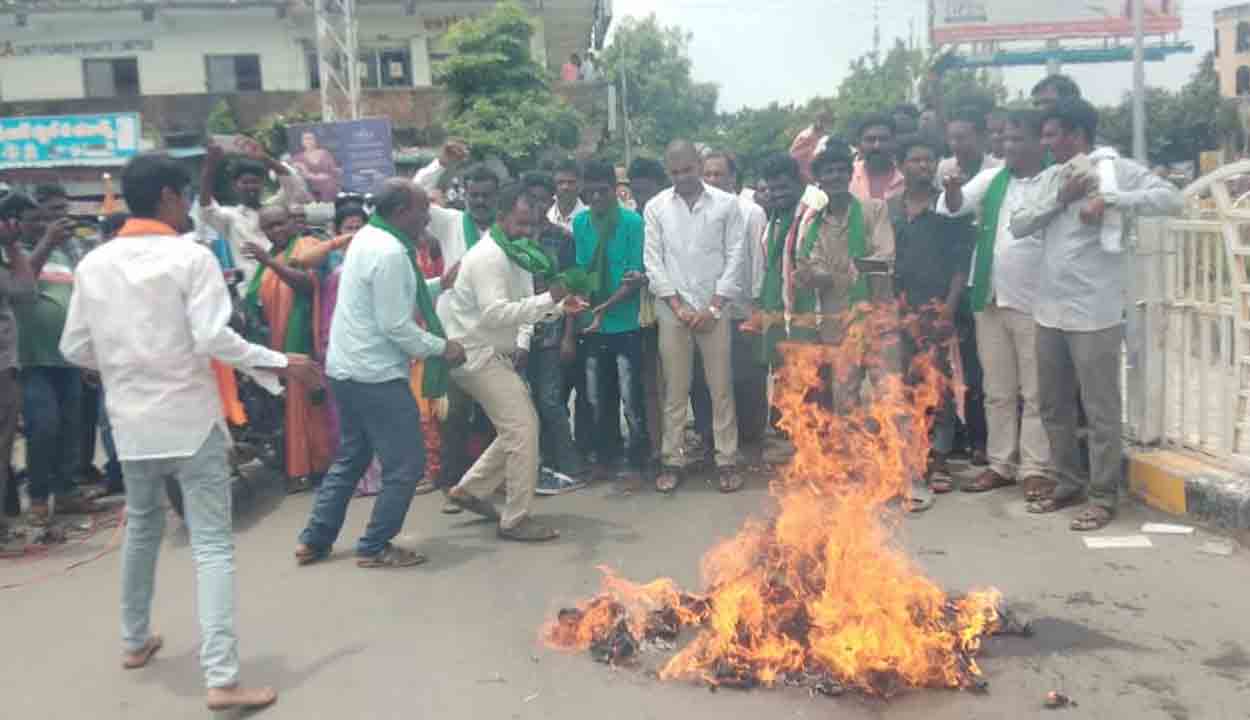 Protest | ఆదిలాబాద్‌ ఎంపీ సోయం బాపురావు దిష్టిబొమ్మ దహనం