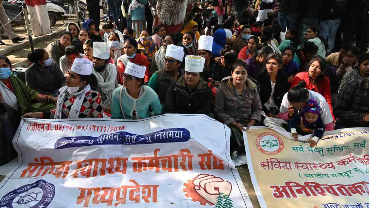 మధ్యప్రదేశ్‌లో ఉద్యోగుల దీనావస్థ