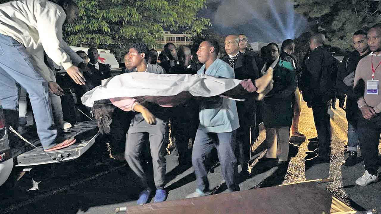 ఫుట్‌బాల్‌ స్టేడియంలో తొక్కిసలాట