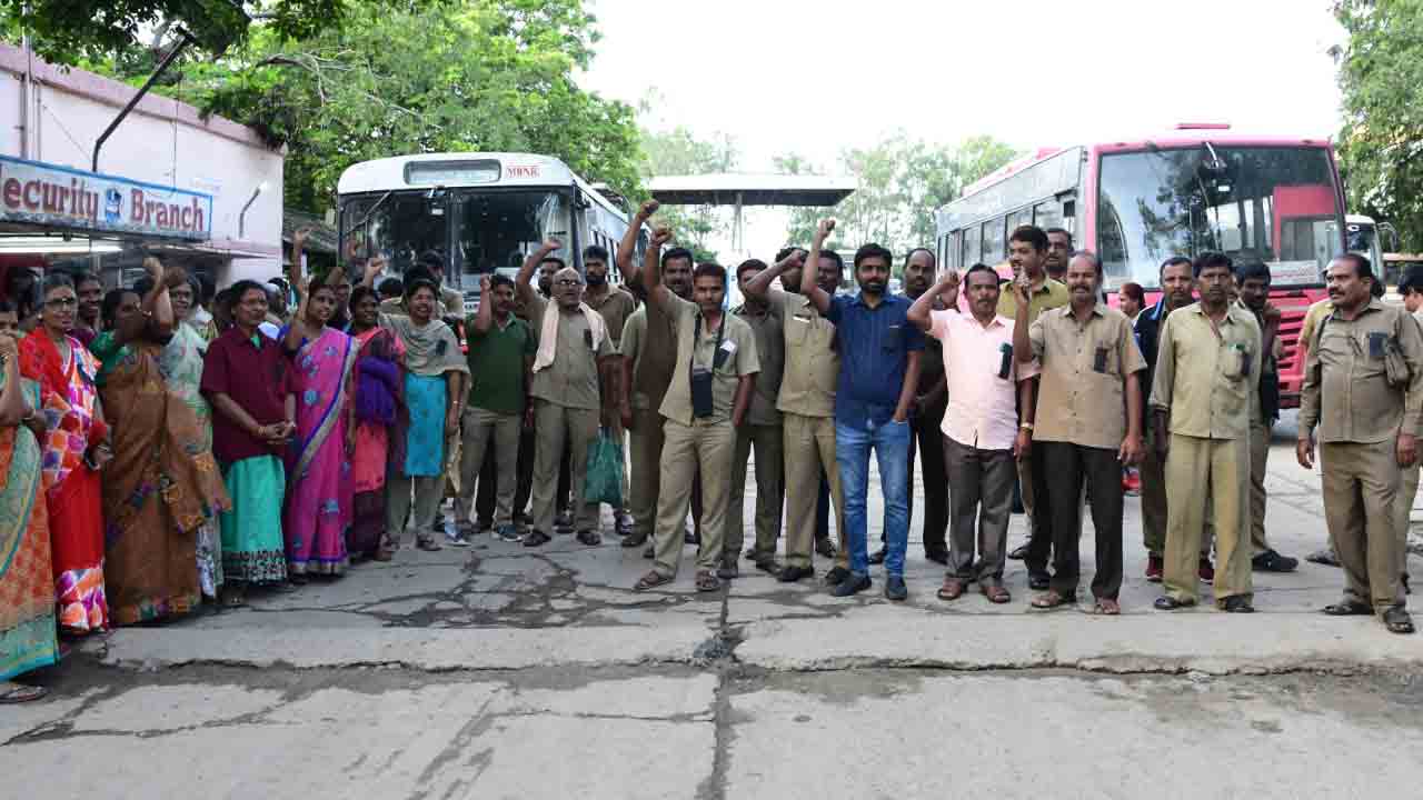 హోరెత్తిన నిరసనలు
