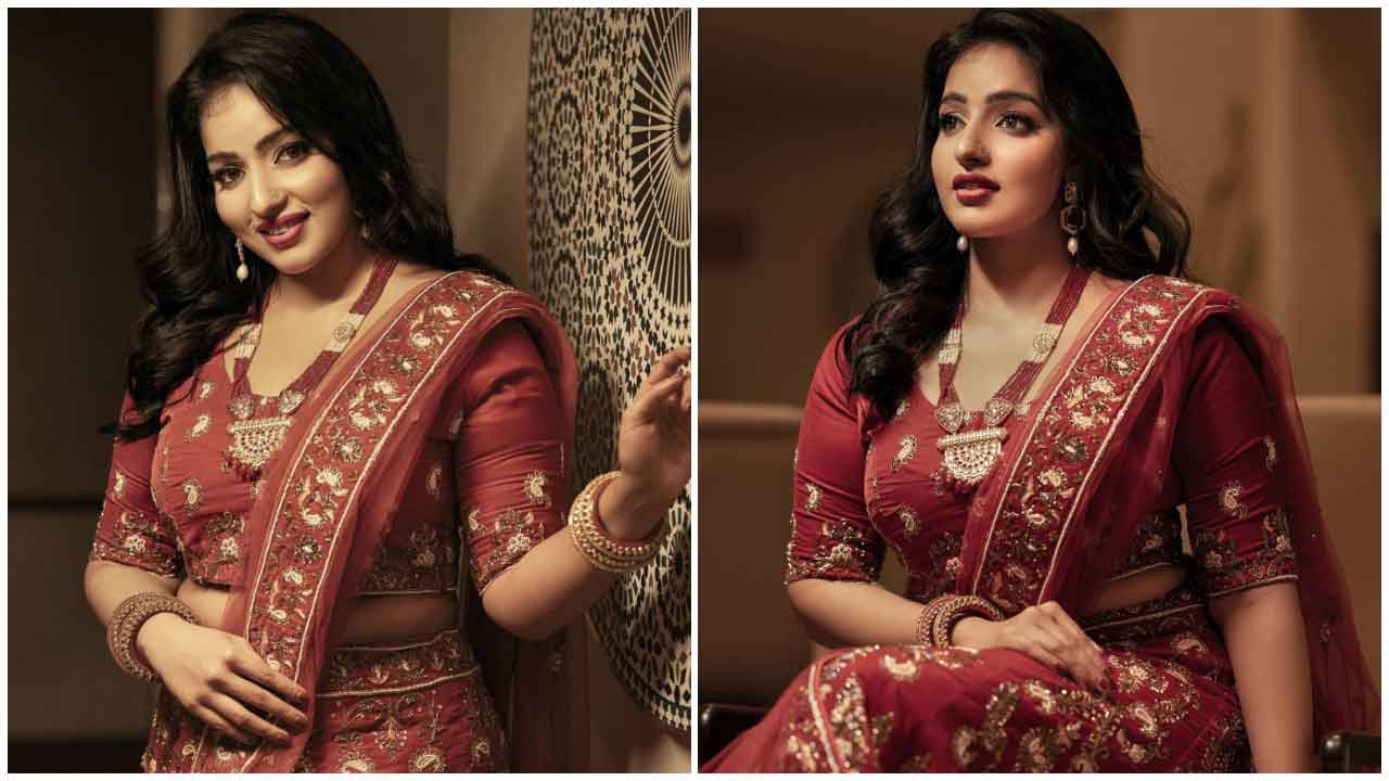 Malavika Menon | ముసిముసి నవ్వులతో మురిపిస్తున్న మాళవిక మీనన్..