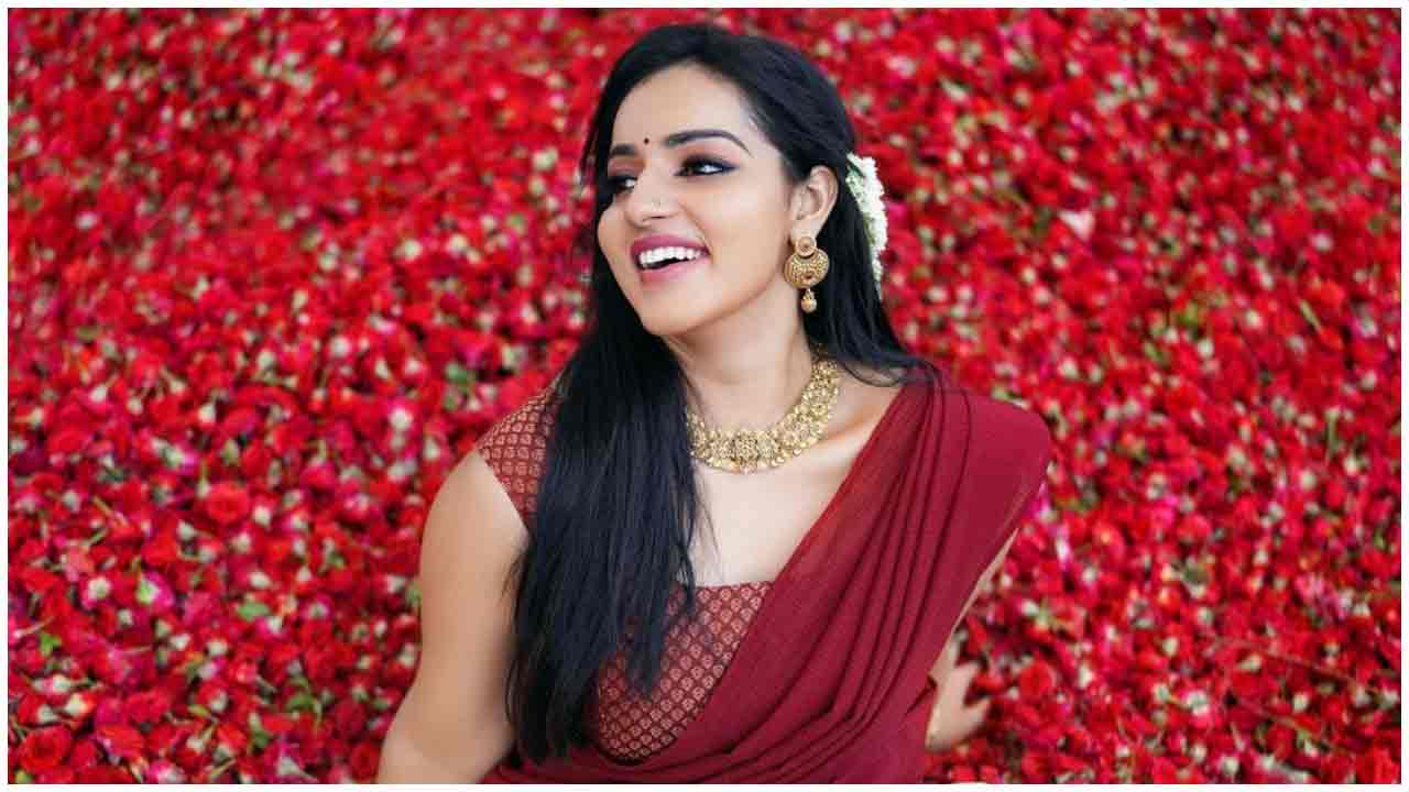 Malavika Menon | గులాబీ తోటలో మాళవిక మీనన్ అందచందాలు…