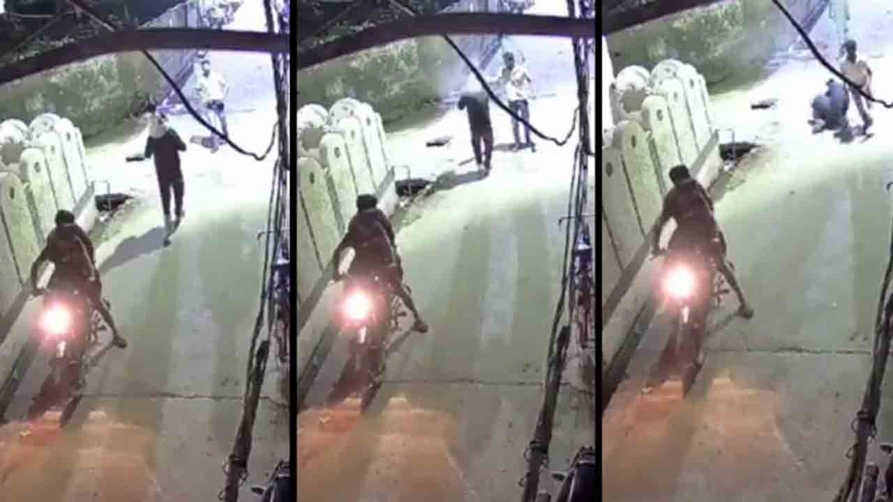 Watch: కూతుర్ని భుజంపై మోస్తూ నడిచిన వ్యక్తి.. పాయింట్‌ బ్లాంక్‌ రేంజ్‌లో కాల్పులు, వీడియో వైరల్‌