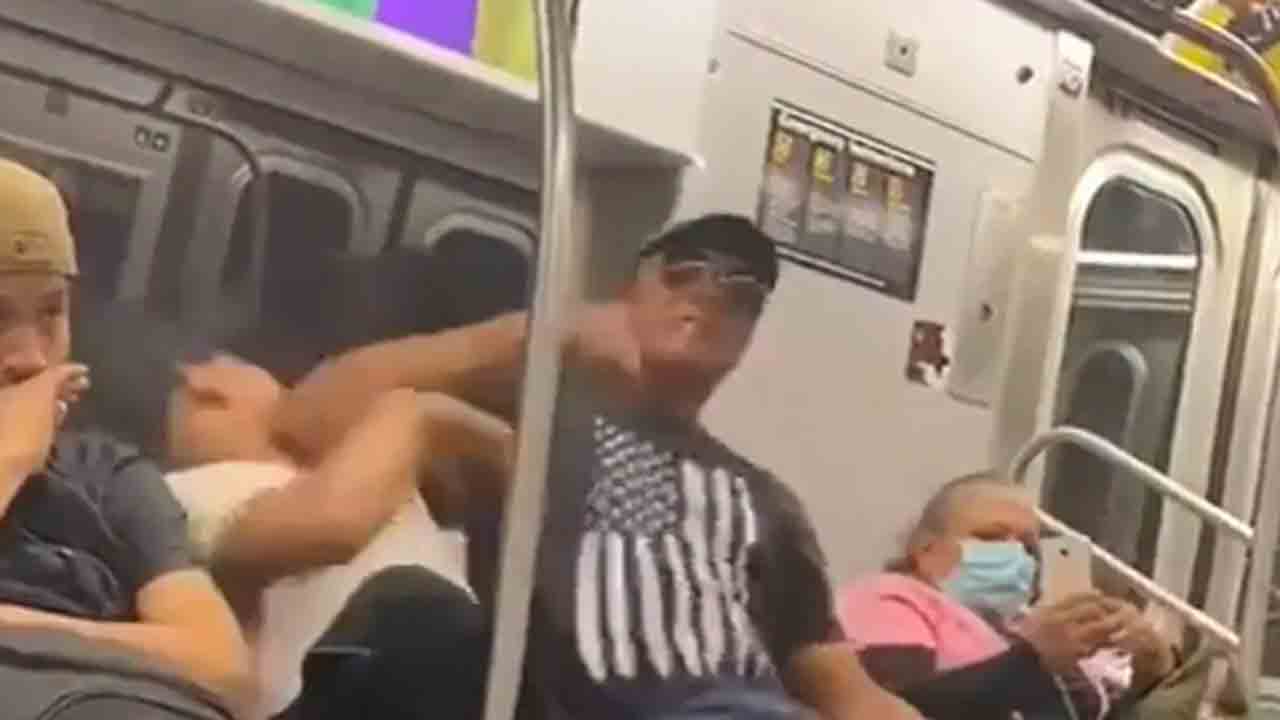 Watch: మెట్రోలో తన భుజంపై నిద్రించాడని.. మరీ ఇంత దారుణమా