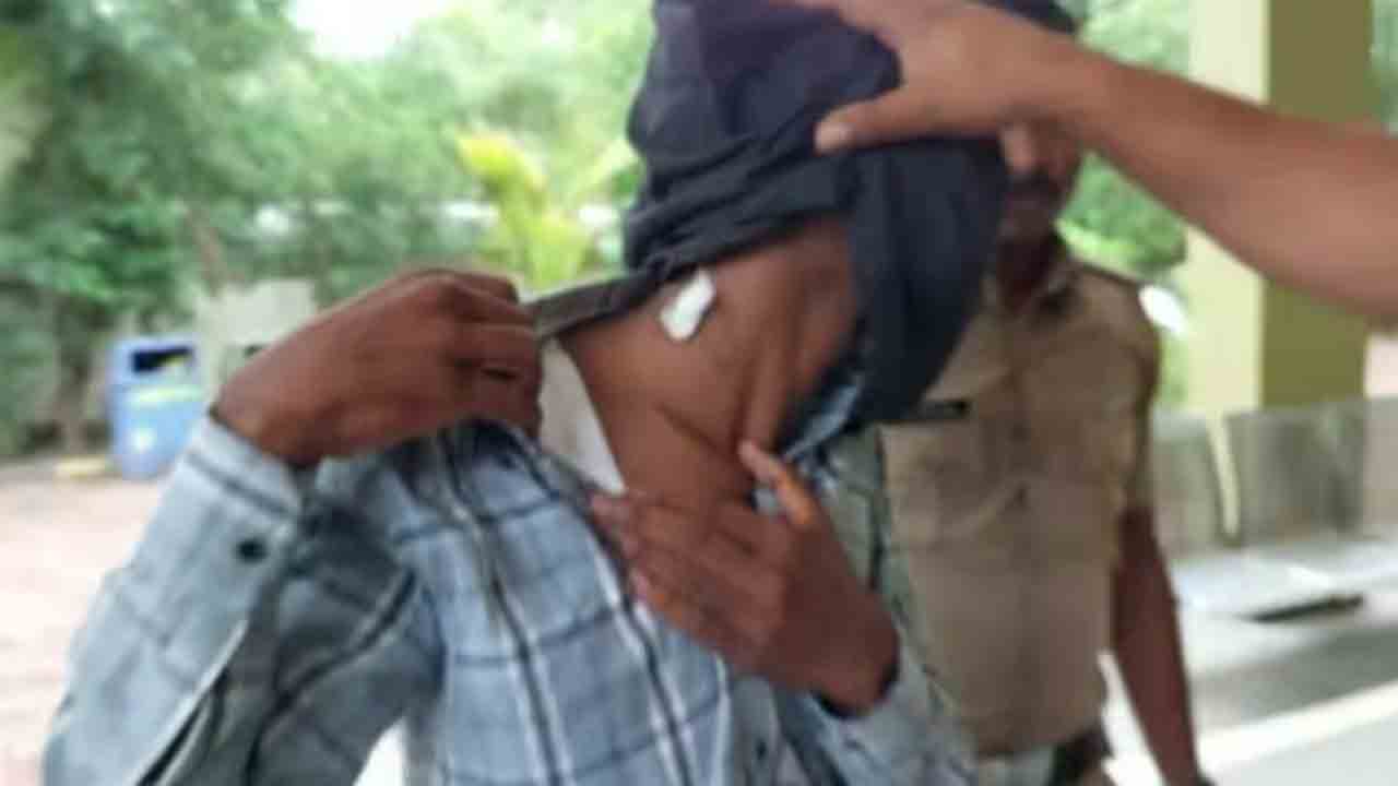 Man bites friend’s neck | రక్తం తాగుతానంటూ స్నేహితుడి మెడ కొరికిన వ్యక్తి.. ఆ తర్వాత ఏం   జరిగిందంటే?