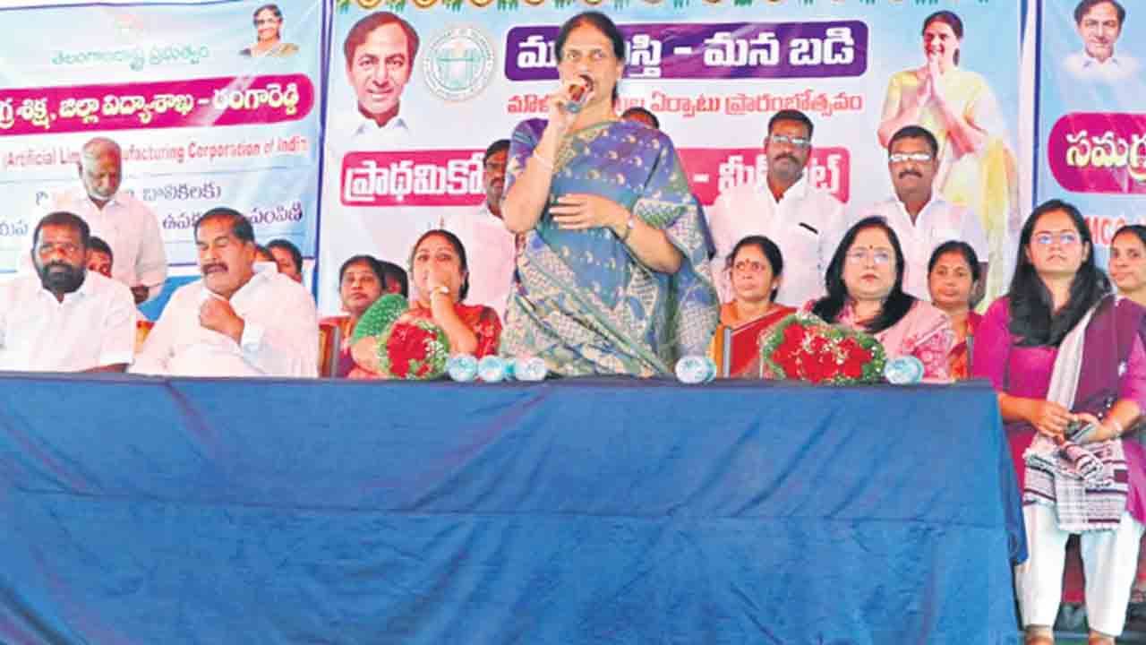 బంగారు భవిష్యత్తుకు బాటలు గురుకులాలు