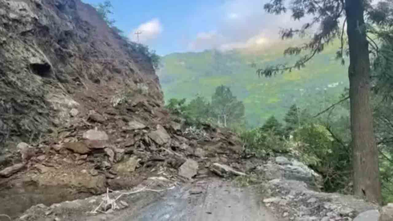 Manipur | భారీ వర్షానికి విరిగిపడ్డ కొండచరియలు.. హైవేపై నిలిచిపోయిన 500 గూడ్స్‌ ట్రక్కులు