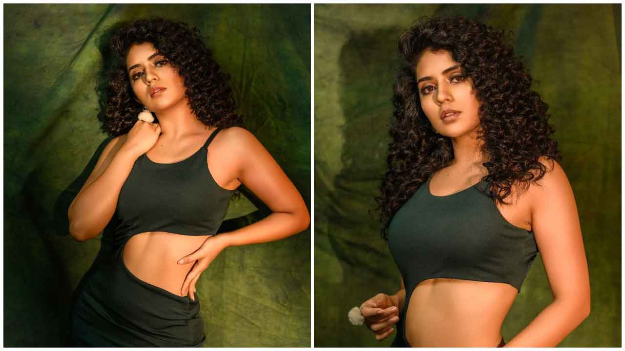 Megha Shetty | చిట్టిపొట్టి దుస్తుల్లో కవ్విస్తున్న మేఘ శెట్టి..
