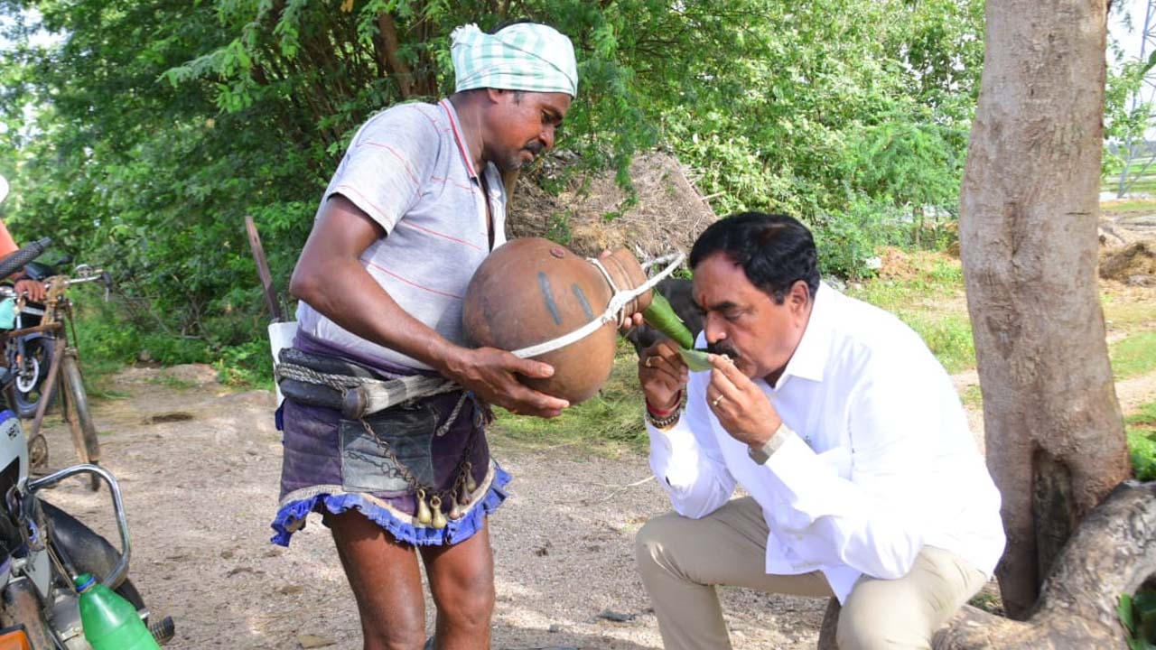 Minister Dayakar Rao | కల్లు రుచిచూసిన మంత్రి ఎర్రబెల్లి దయాకర్‌రావు