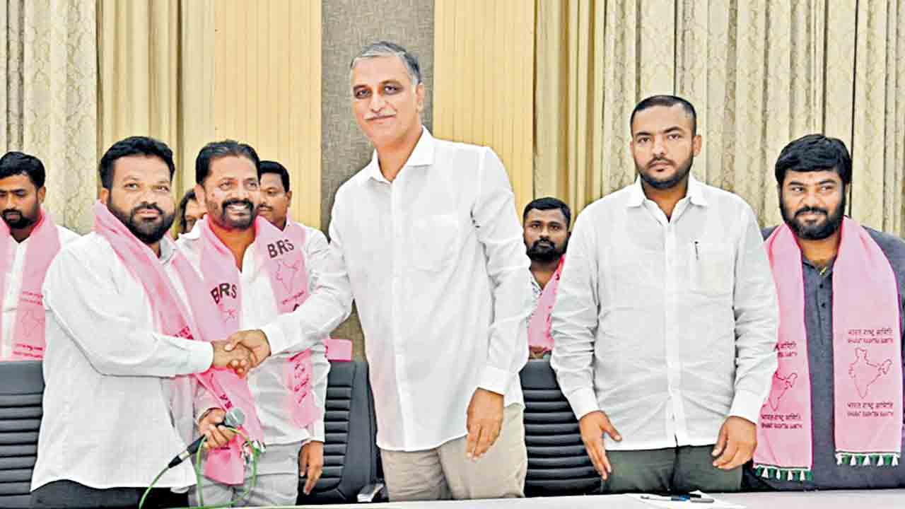 కారు జోరు.. హస్తం బేజారు