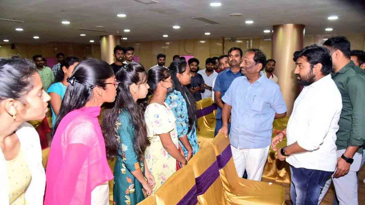 యువత నిర్ణయాలు మార్గదర్శకం కావాలి