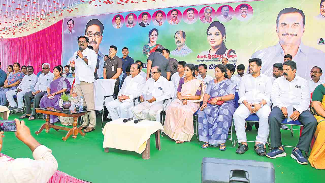 రంగులు మార్చే వాళ్లొస్తరు జాగ్రత్త