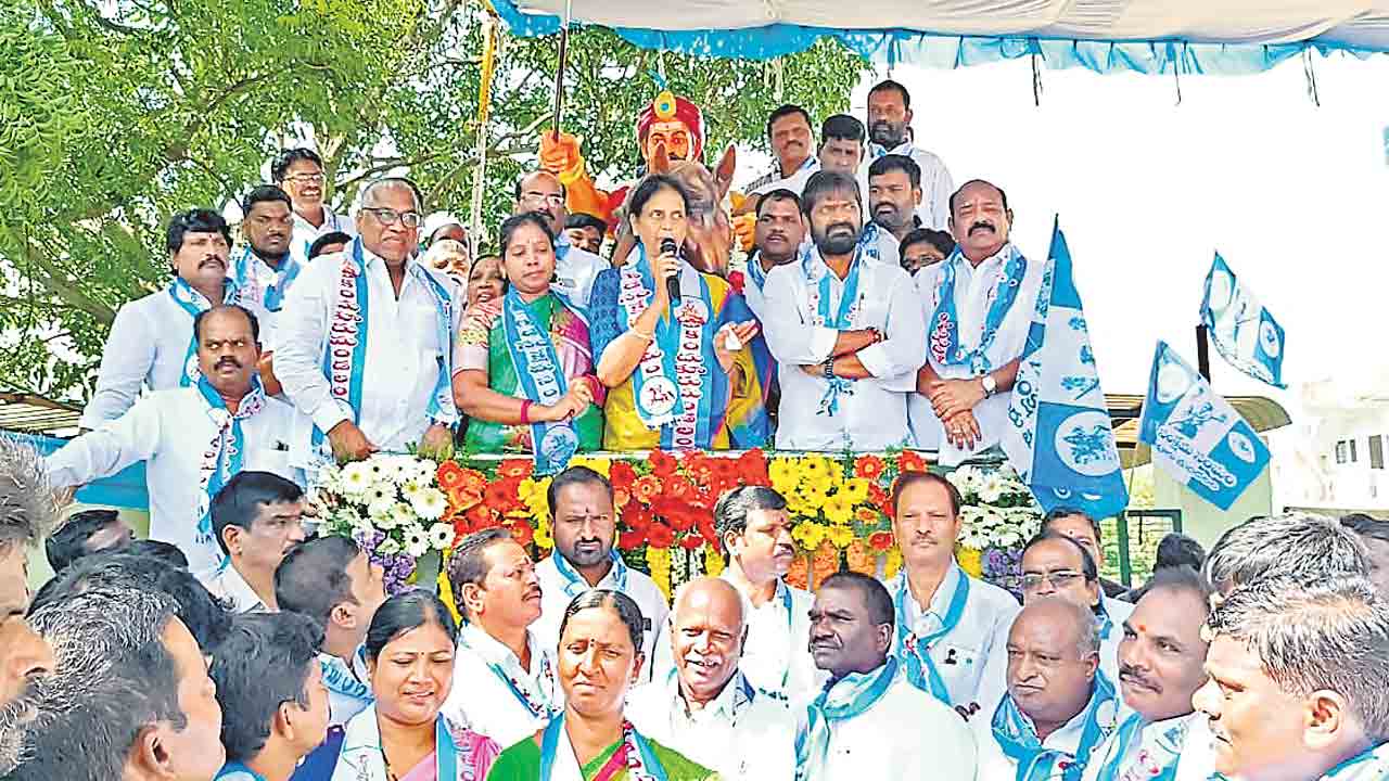 సర్వాయి పాపన్న జీవితం ఆదర్శం