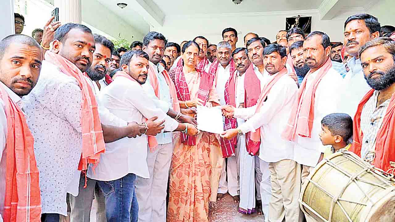 గొల్ల కురుమలను ఆదుకుంటాం