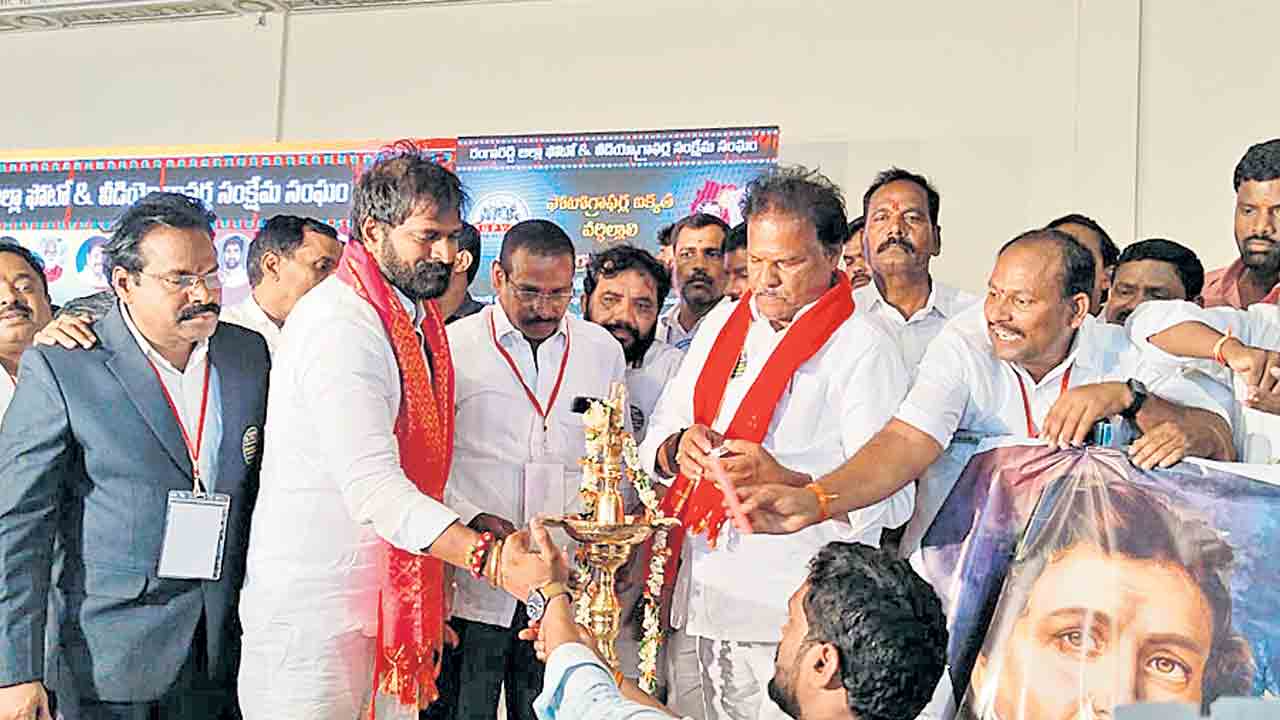 ఫొటో గ్రాఫర్ల సమస్యలు పరిష్కరిస్తాం