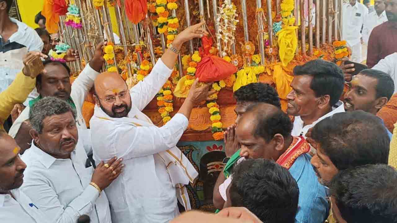 MLA Muthireddy  | సీఎం కేసీఆర్‌ హ్యాట్రిక్‌ సాధించాలని కొమురవెల్లి మల్లన్నకు ఎమ్మెల్యే ముత్తిరెడ్డి ముడుపు