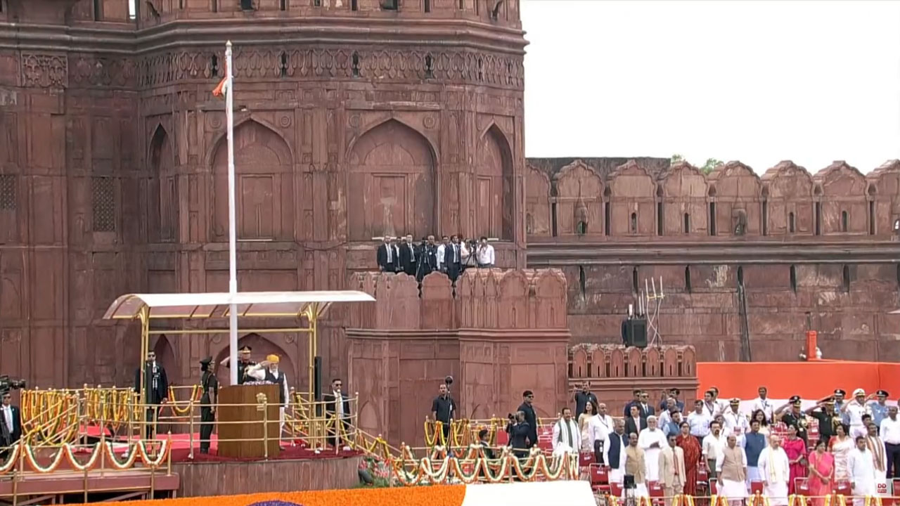 PM Modi | ఎర్రకోటపై స్వాతంత్య్ర దినోత్సవ వేడుకలు.. జాతీయ జెండాను ఆవిష్కరించిన ప్రధాని మోదీ