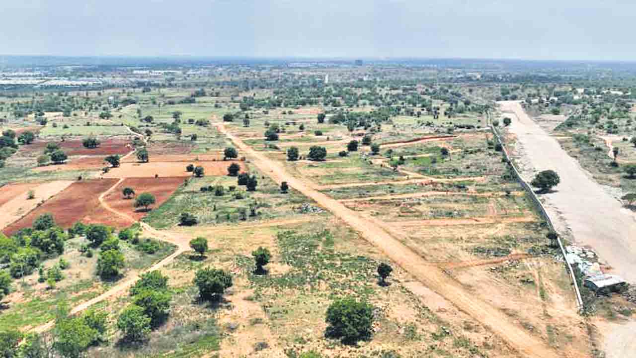 మోకిలలో గజం లక్ష