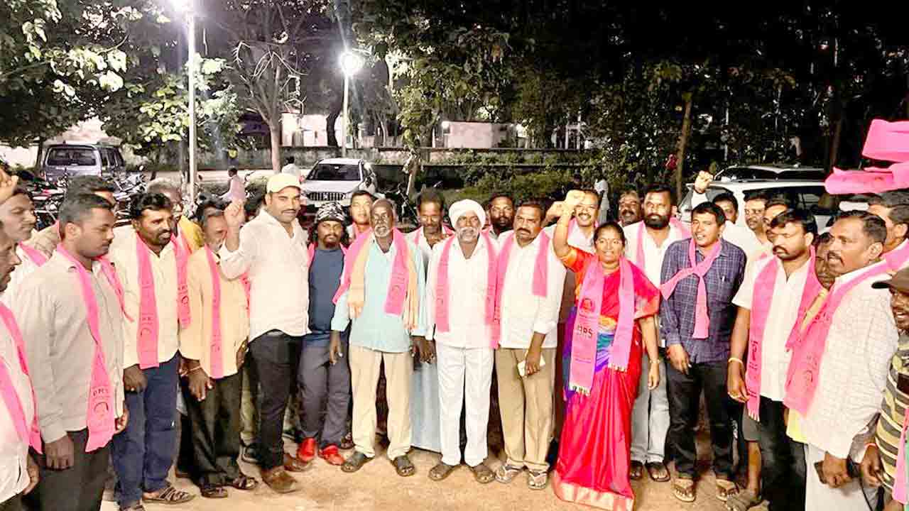 BRS | ములుగులో కాంగ్రెస్ పార్టీకి భారీ షాక్.. బీఆర్ఎస్లో సీతక్క అనుచరుల చేరిక