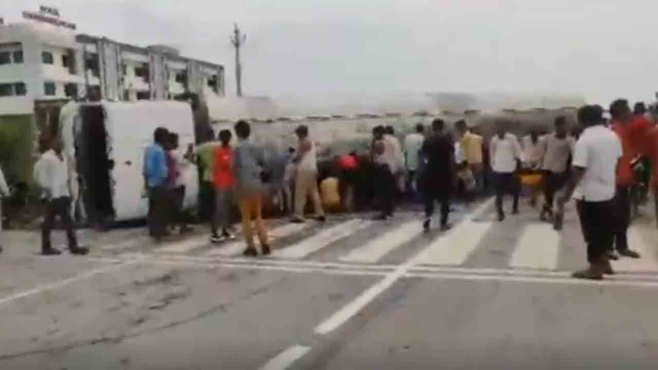 Mustard oil tanker overturns | నూనె ట్యాంకర్‌ బోల్తా.. ఆయిల్‌ కోసం ఎగబడిన స్థానికులు