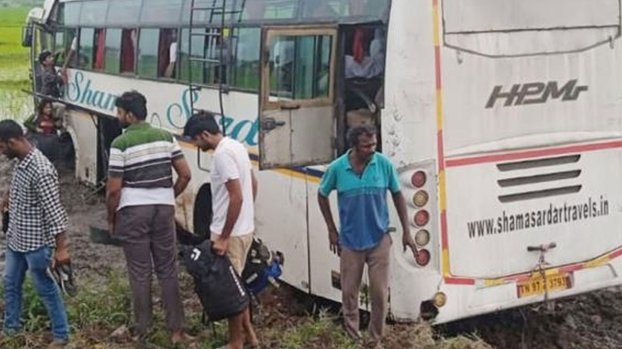 Nalgonda | బైకును ఢీకొట్టిన ప్రైవేటు బస్సు.. ఇద్దరు వలస కార్మికులు మృతి