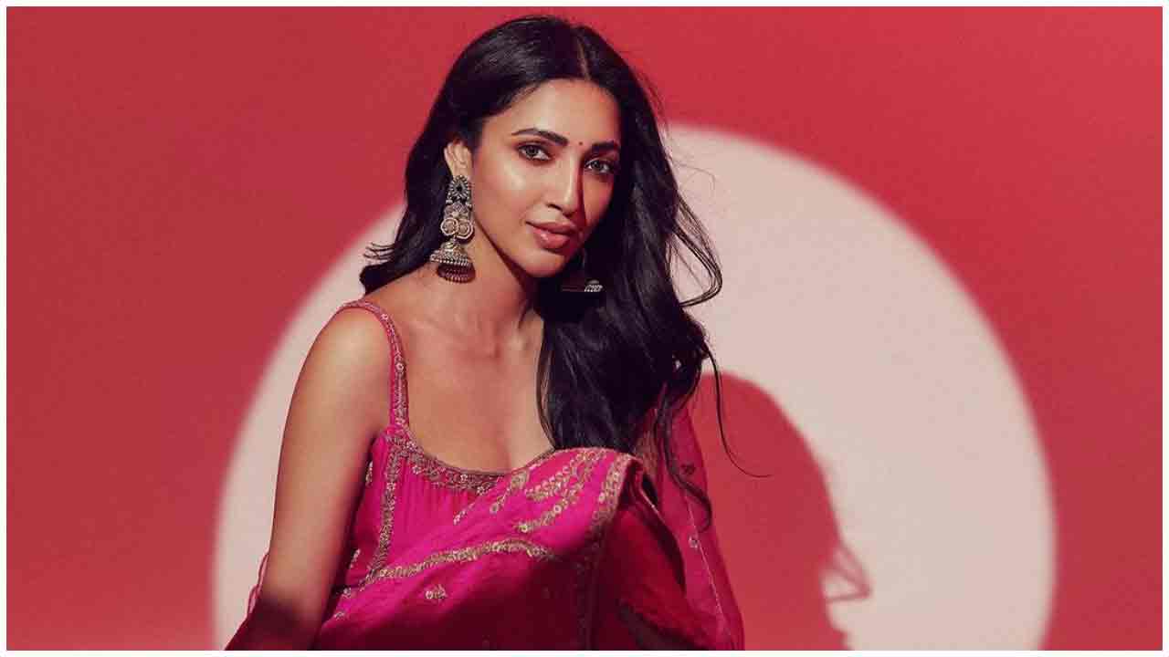 Neha Shetty | పింక్ డ్రెస్‌లో మెస్మరైజ్ చేస్తున్న నేహా శెట్టి..