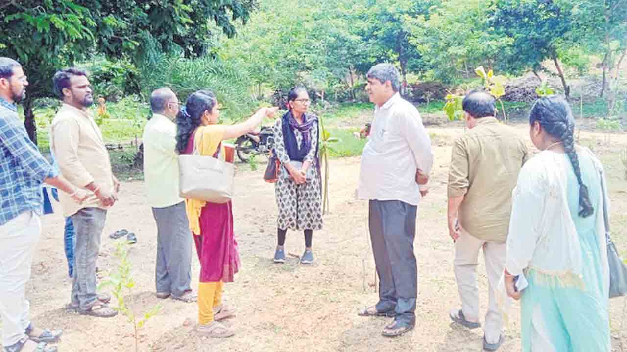ప్రతి గ్రామంలో వెయ్యి మొక్కలు నాటాలి