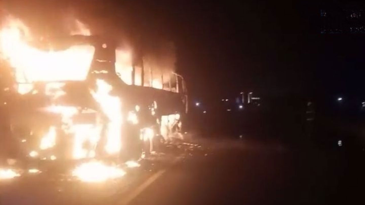 Passenger bus | డీజిల్‌ లోడ్‌తో వెళ్తున్న ట్రక్కును ఢీకొట్టిన ప్యాసింజర్‌ బస్సు.. 16 మంది దుర్మరణం