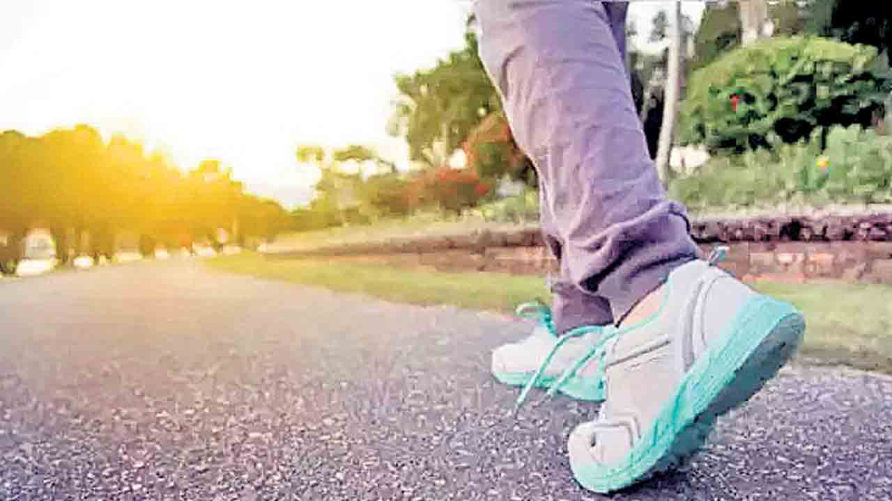 Walking |  రోజుకు ఎన్ని వేల అడుగులు వేస్తే ఆరోగ్య సమస్యలతో మరణించే ముప్పు తగ్గుతుందో తెలుసా?