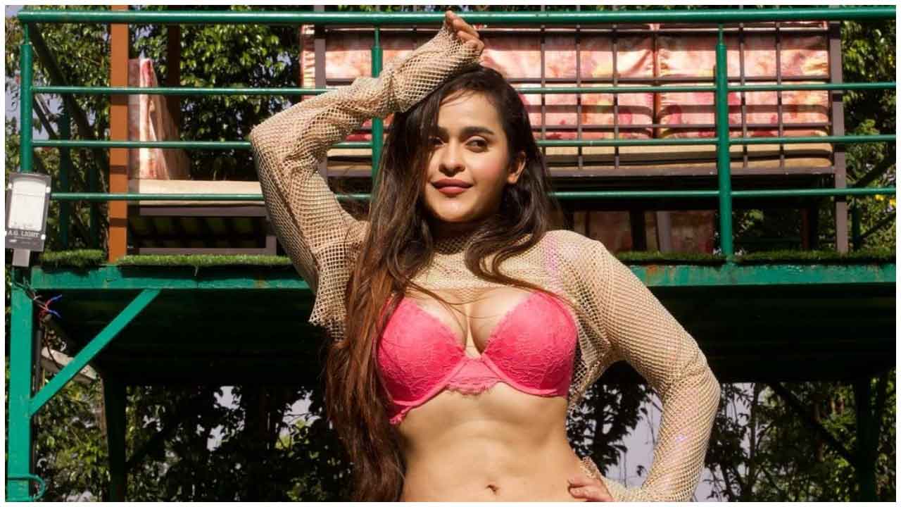 Prajakta Dusane | ఖతర్నాక్ పోజులతో కైపెక్కిస్తున్న ప్రజక్త..