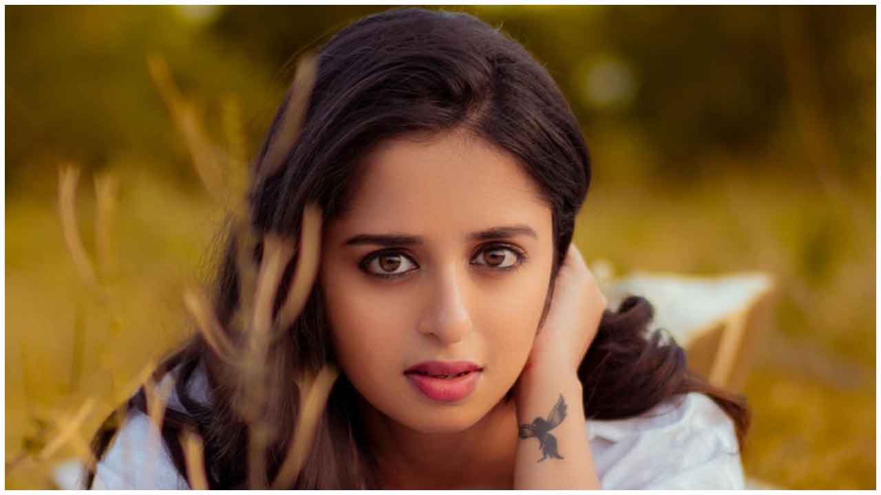 Pravallika Damerla | చూపులతో మత్తెక్కిస్తున్న ప్రవల్లిక దామెర్ల..