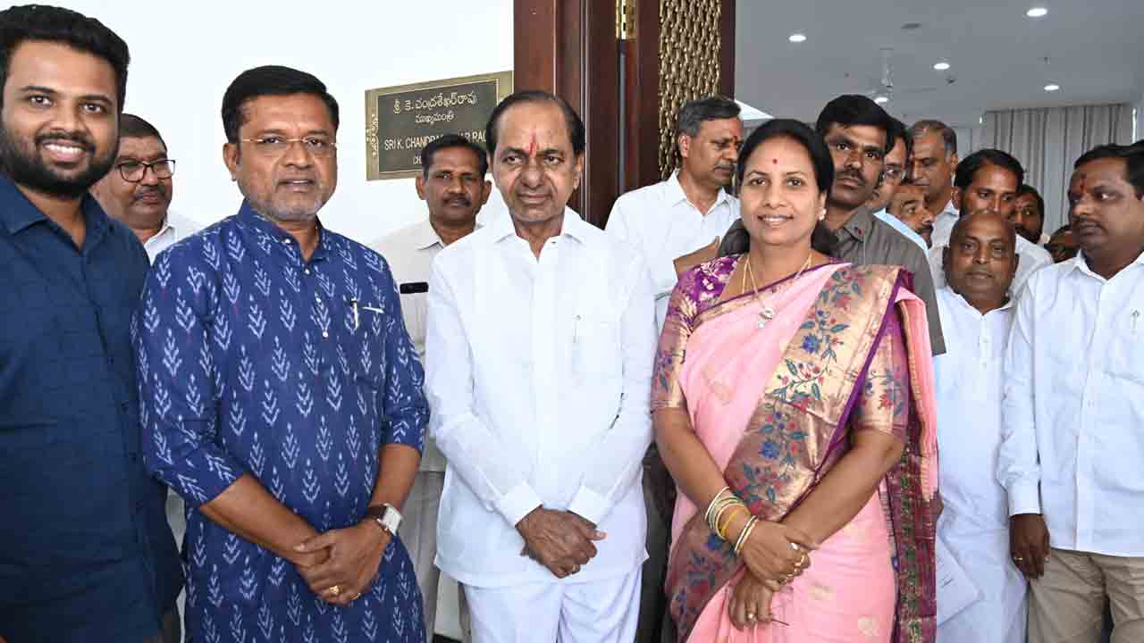 Thanks to CM KCR | సీఎం కేసీఆర్‌ను కలిసి కృతజ్ఞతలు తెలిపిన పుట్ట మధుకర్‌ దంపతులు