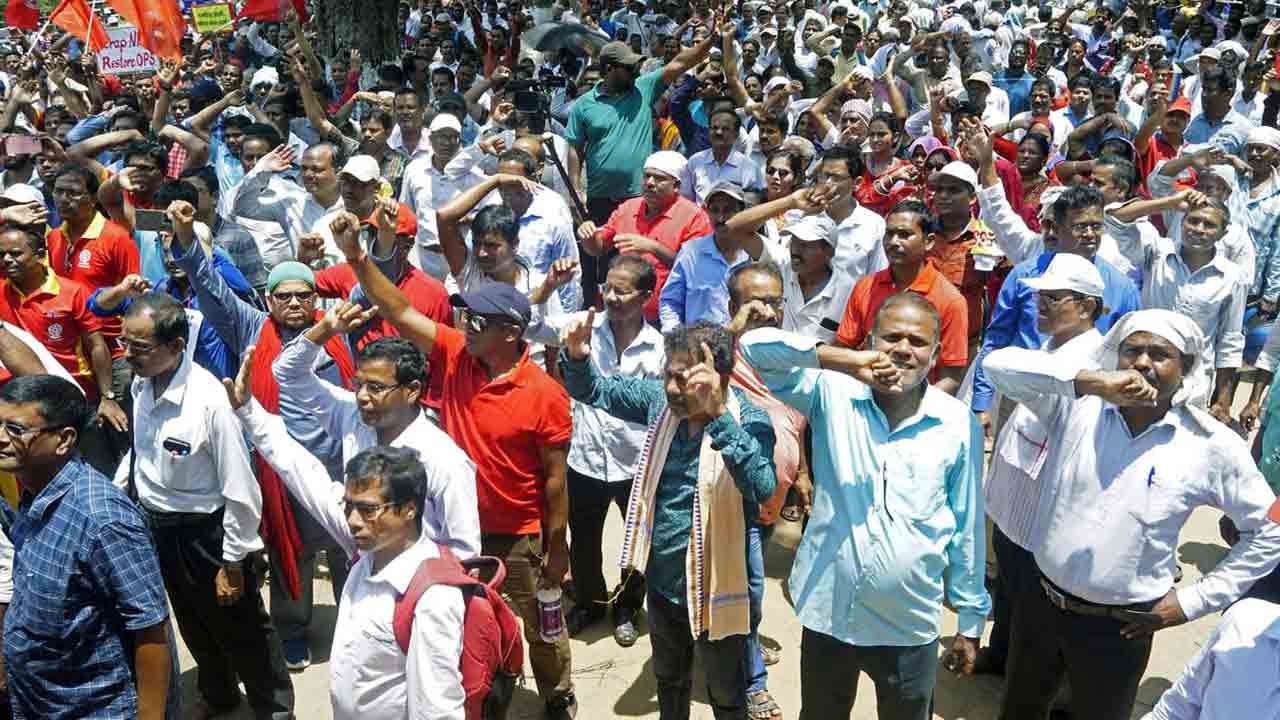 సమ్మెలో పాల్గొంటే కఠిన చర్యలు: కేంద్రం