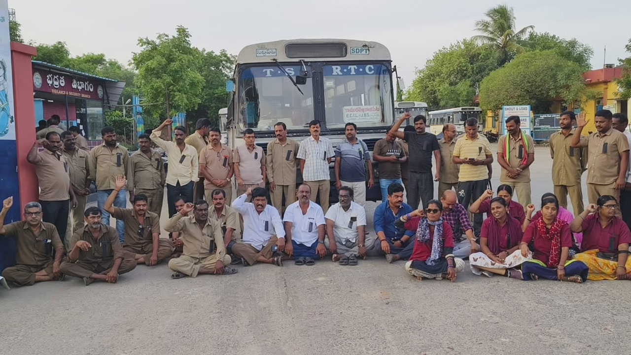 RTC | ఎక్కడికక్కడ నిలిచిపోయిన బస్సులు.. డిపోల ముందు ఆర్టీసీ కార్మికుల ధర్నా