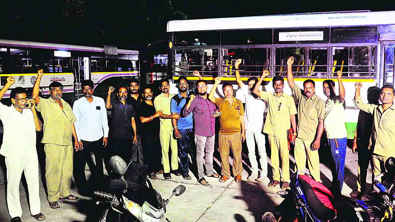 ఆర్టీసీ ఉద్యోగుల ఆనందహేల