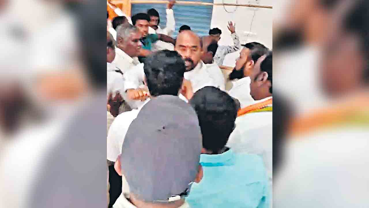 Congress | సిరిసిల్ల కాంగ్రెస్‌లో తన్నులాట.. కేకే మహేందర్‌రెడ్డి ముందే కొట్టుకున్న ఉమేశ్‌రావు, బాల్‌రెడ్డి వర్గాలు